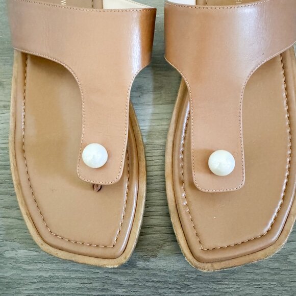 Stuart Weitzman Goldie Pearl Tan Leather Thong Sandals 8 - Picture 4 of 6